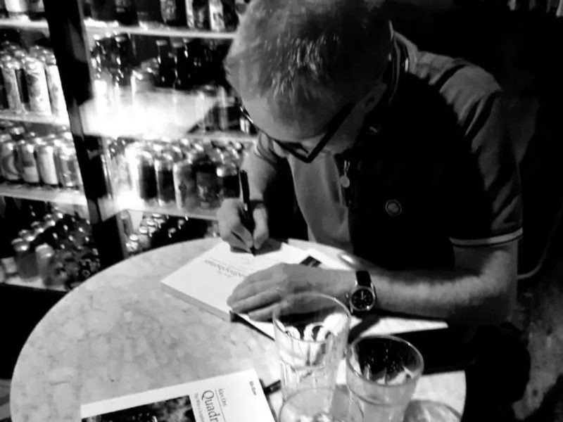 Àlex Oró signant “Quadrophenia. The Who i l’epifania mod de Pete Townshend” (Efe Eme). Cedida