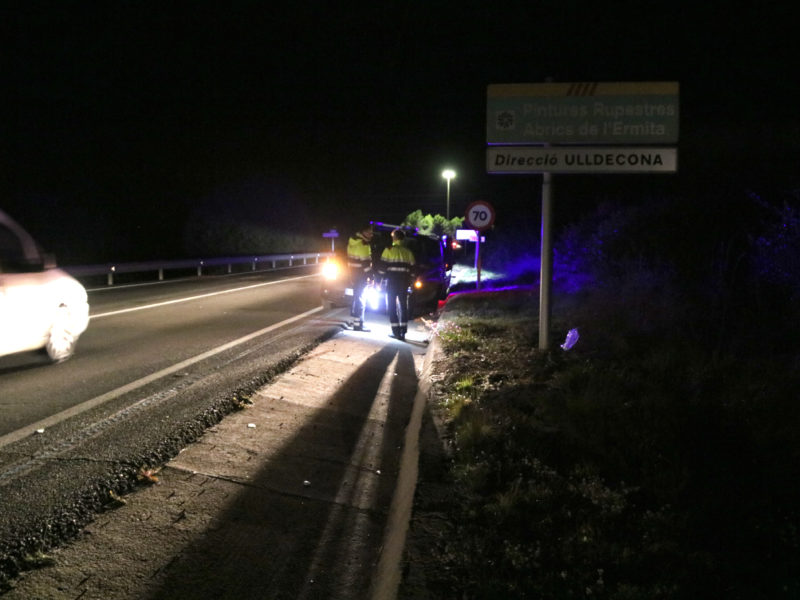 Un vehicle passa pel punt de l'accident de Masdenverge amb els Mossos d'Esquadra vetllant al voral Data de publicació: dijous 19 de desembre del 2024, 20:38 Localització: Amposta Autor: Redacció