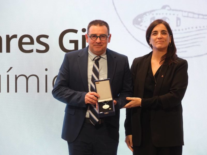 El professor Emilio Palomares, director de l’ICIQ, rep la Medalla Narcís Monturiol al Palau de la Generalitat.