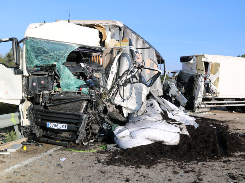 Els dos camions que han xocat a la C-221 de Batea destrossats al mig de la carretera Data de publicació: dijous 20 de febrer del 2025, 17:42 Localització: Batea Autor: Anna Ferràs
