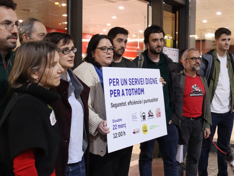 Representants de plataformes d’usuaris de transport d'arreu de Catalunya presenten davant de l'estació de Sants de Barcelona convocatòries de manifestació el 22 de març en diversos punts del territori per a un "servei digne". Data de publicació: dimecres 12 de març del 2025, 20:14 Localització: Barcelona Autor: Aina Martí