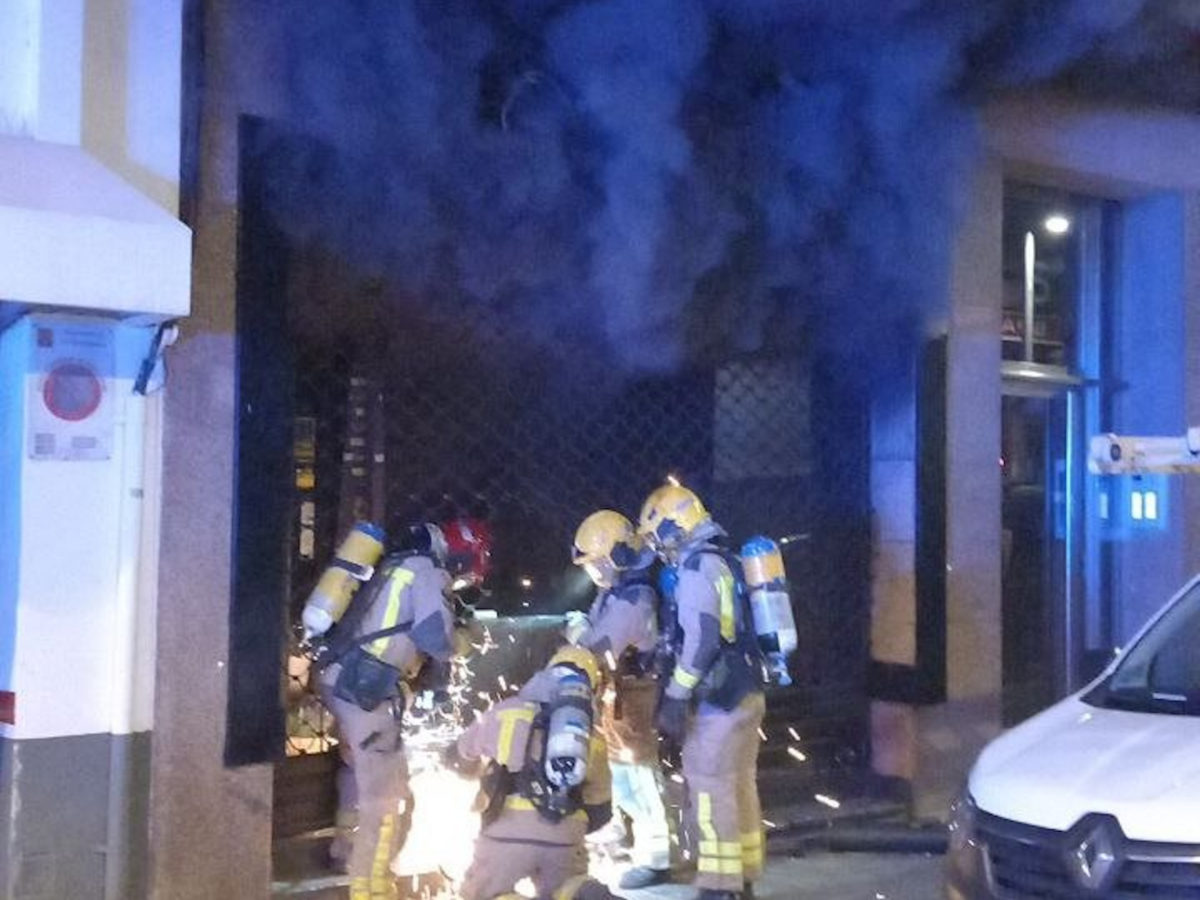 En l'extinció de l'incendi en una botiga de patinets elèctrics a Tarragona s'ha requerit l'ús d'una radial per obrir el local on s'ha declarat el foc Data de publicació: dissabte 15 de març del 2025, 11:30 Localització: Tarragona Autor: Bombers de la Generatitat