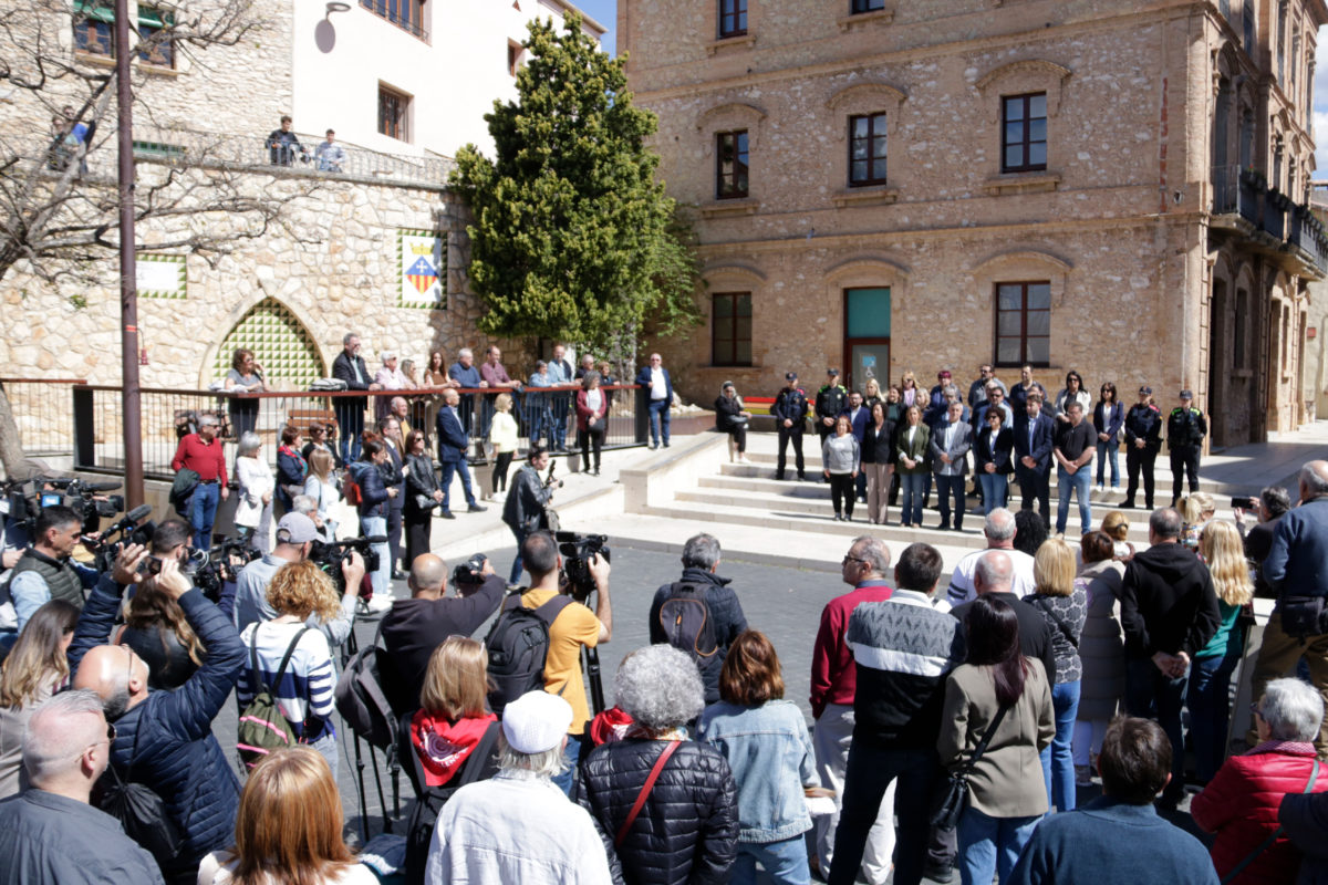 Els representants del consistori de Calafell i veïns de la localitat en el minut de silenci per condemnar la mort d'una habitant de la població a mans de la seva parella. Data de publicació: diumenge 20 d’abril del 2025, 13:07 Localització: Calafell Autor: Ariadna Escoda
