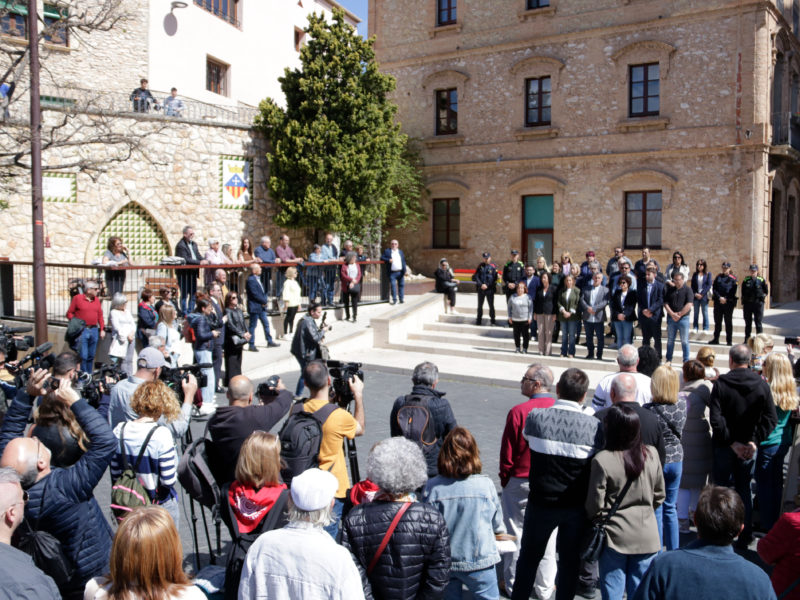 Els representants del consistori de Calafell i veïns de la localitat en el minut de silenci per condemnar la mort d'una habitant de la població a mans de la seva parella. Data de publicació: diumenge 20 d’abril del 2025, 13:07 Localització: Calafell Autor: Ariadna Escoda