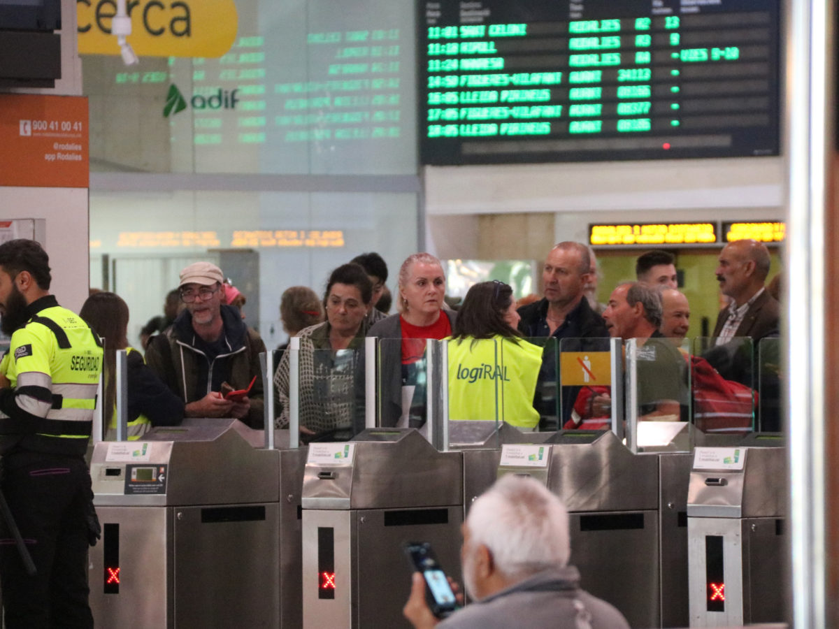 Renfe ha treballat tota la nit per recuperar l’oferta habitual a Rodalies