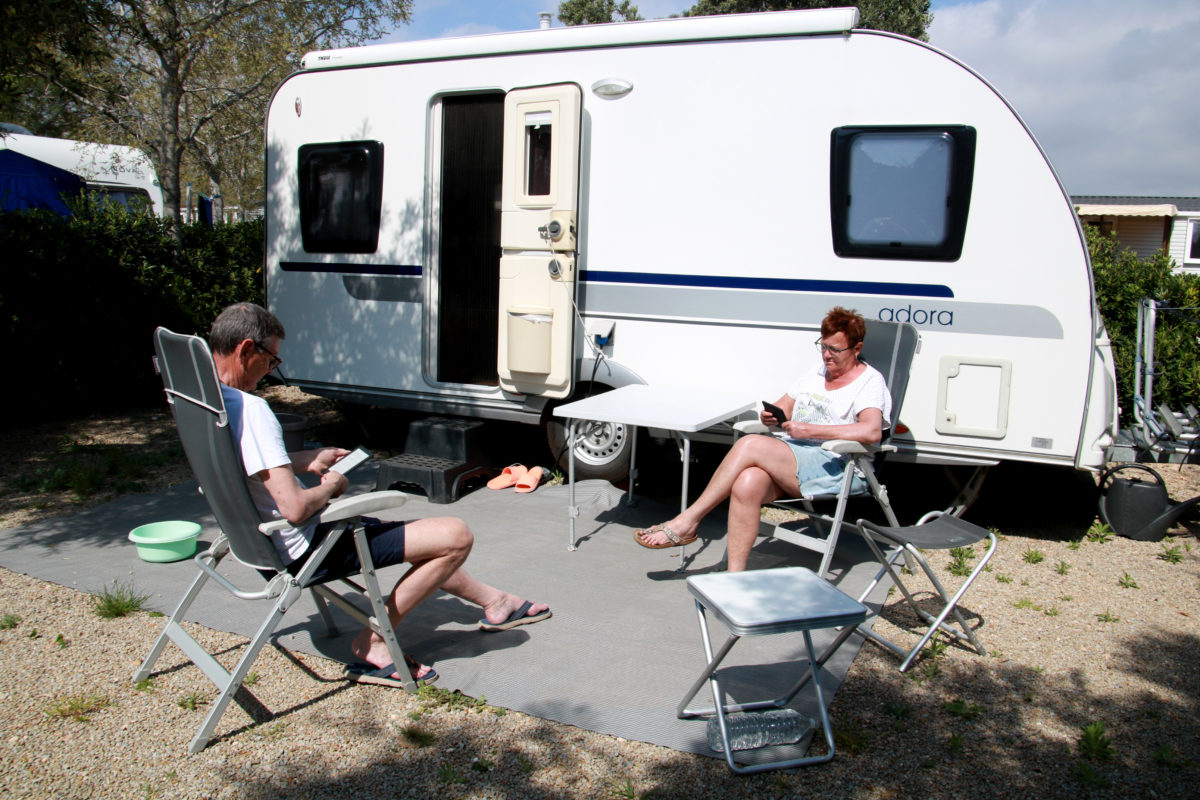 Dos turistes holandesos llegint al càmping Ametlla de l'Ametlla de Mar els dies prèvis a Setmana Santa Data de publicació: dissabte 12 d’abril del 2025, 05:00 Localització: Cambrils/L'Ametlla de Mar Autor: Eloi Tost/Mar Rovira