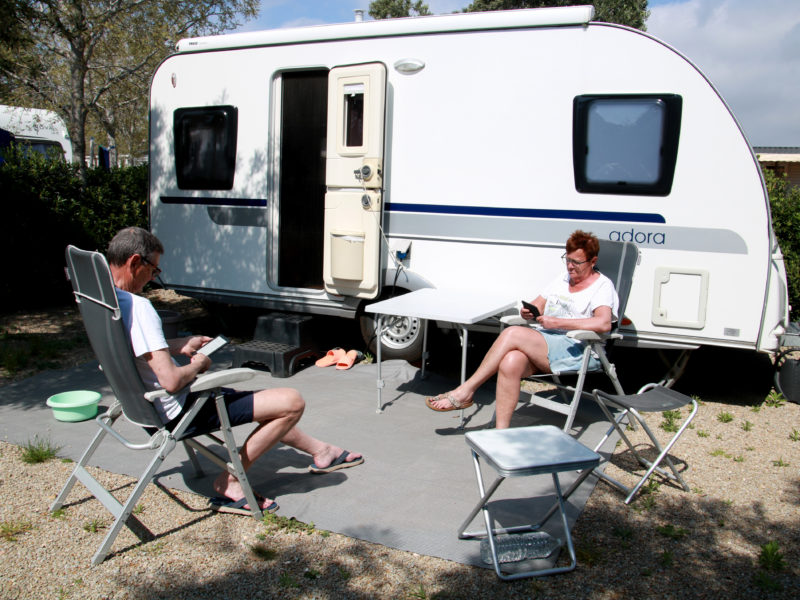 Dos turistes holandesos llegint al càmping Ametlla de l'Ametlla de Mar els dies prèvis a Setmana Santa Data de publicació: dissabte 12 d’abril del 2025, 05:00 Localització: Cambrils/L'Ametlla de Mar Autor: Eloi Tost/Mar Rovira