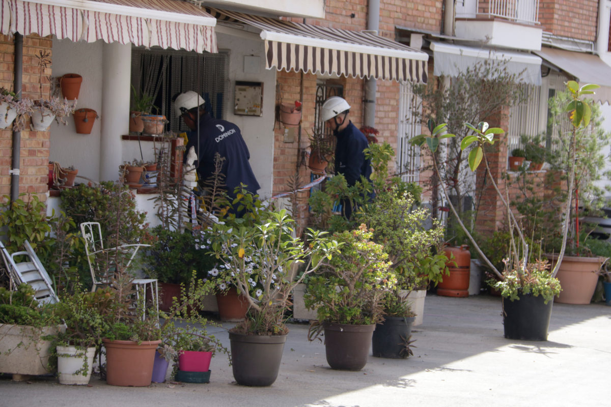 Operaris de la companyia de gas, durant les tasques de revisió després de l'incident mortal d'aquest diumenge Data de publicació: diumenge 06 d’abril del 2025, 12:32 Localització: Cambrils Autor: Ariadna Escoda