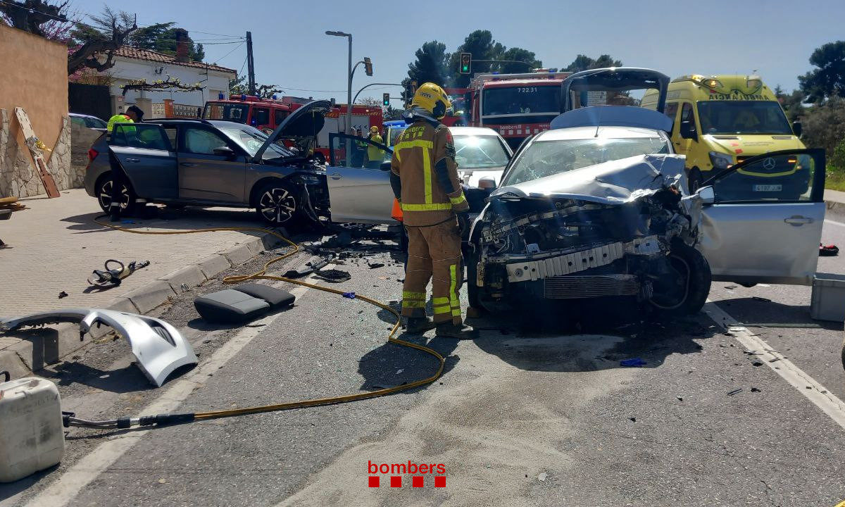 Imatge de l'accident a la C-12 a Flix amb tres vehicles implicats Data de publicació: diumenge 06 d’abril del 2025, 17:10 Localització: Flix Autor: Bombers