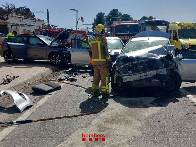 Imatge de l'accident a la C-12 a Flix amb tres vehicles implicats Data de publicació: diumenge 06 d’abril del 2025, 17:10 Localització: Flix Autor: Bombers