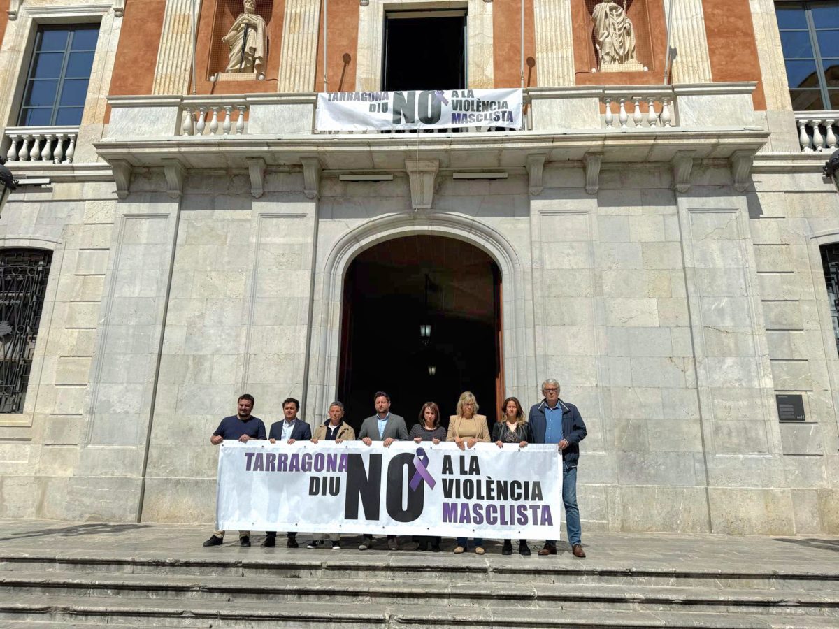 Minut silenci feminicidi dona Calafell