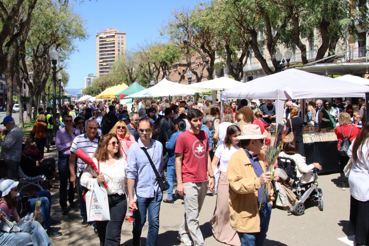 Imatge de la diada de Sant Jordi a la Rambla Nova de Tarragona Data de publicació: dimecres 23 d’abril del 2025, 14:12 Localització: Tarragona Autor: Eloi Tost