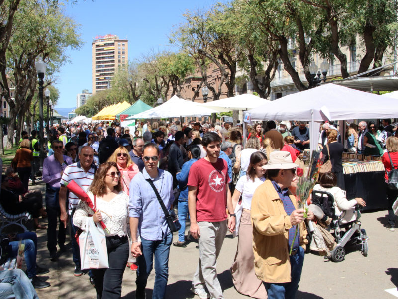 Imatge de la diada de Sant Jordi a la Rambla Nova de Tarragona Data de publicació: dimecres 23 d’abril del 2025, 14:12 Localització: Tarragona Autor: Eloi Tost