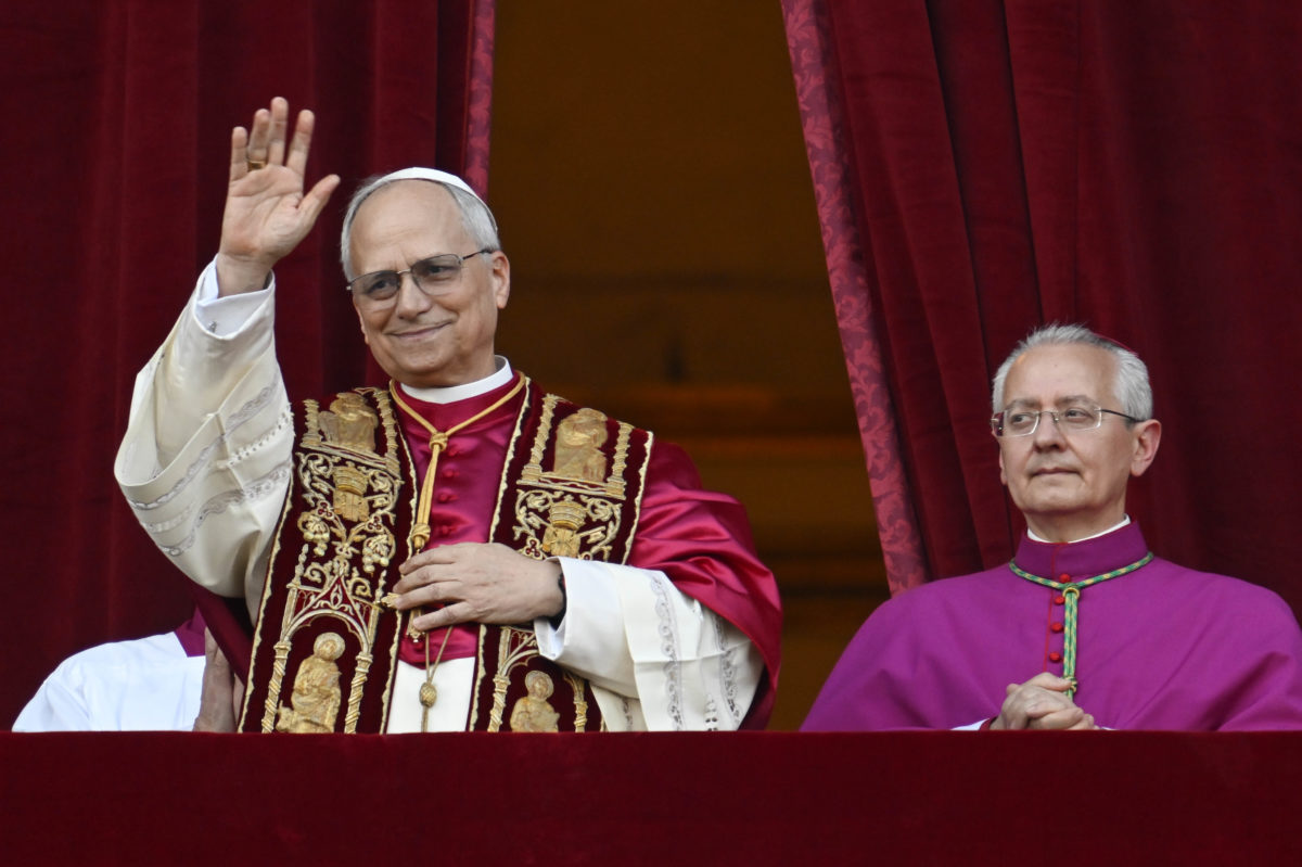 Salutació del papa Lleó XIV des del balcó de Sant Pere del Vaticà en la primera benedicció 'urbi et orbi' després d'haver estat nomenat pontífex Data de publicació: dijous 08 de maig del 2025, 20:42 Localització: Ciutat del Vaticà Autor: Vatican Media