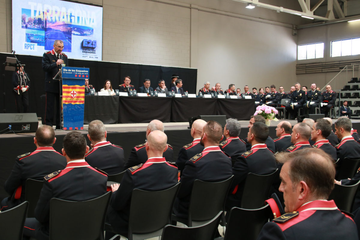 El cap de la regió policial del Camp de Tarragona, Vicenç Lleonart, durant el seu discurs al Dia de les Esquadres celebrat al Vendrell Data de publicació: dimecres 07 de maig del 2025, 15:34 Localització: El Vendrell Autor: Mar Rovira