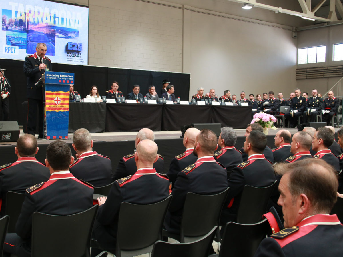 El cap de la regió policial del Camp de Tarragona, Vicenç Lleonart, durant el seu discurs al Dia de les Esquadres celebrat al Vendrell Data de publicació: dimecres 07 de maig del 2025, 15:34 Localització: El Vendrell Autor: Mar Rovira