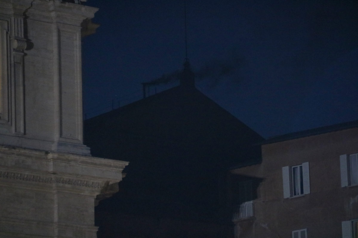 Fum negre sortint de la teulada de la Capella Sixtina, on se celebra el conclave, a les nou del vespre Data de publicació: dimecres 07 de maig del 2025, 21:32 Localització: Ciutat del Vaticà Autor: Guifré Jordan