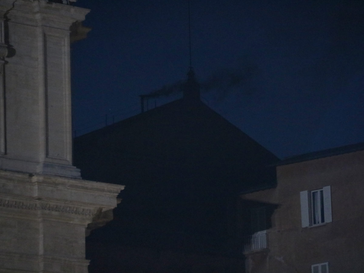 Fum negre sortint de la teulada de la Capella Sixtina, on se celebra el conclave, a les nou del vespre Data de publicació: dimecres 07 de maig del 2025, 21:32 Localització: Ciutat del Vaticà Autor: Guifré Jordan