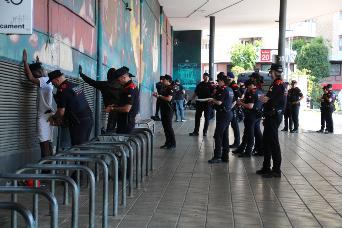 Agents dels Mossos d'Esquadra identificant diversos homes a l'estació d'autobusos de Tarragona en el marc de l'operació Kanpai Data de publicació: divendres 16 de maig del 2025, 18:33 Localització: Tarragona Autor: Mar Rovira