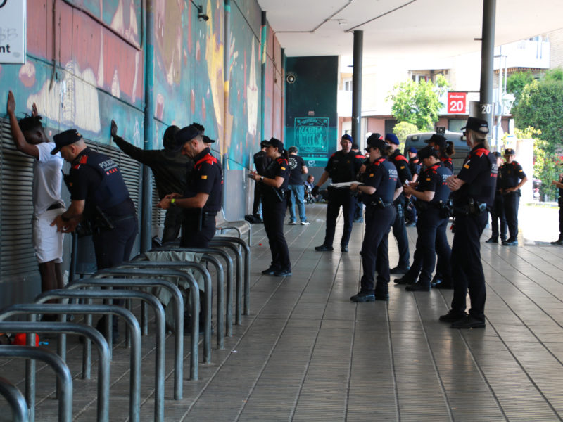 Agents dels Mossos d'Esquadra identificant diversos homes a l'estació d'autobusos de Tarragona en el marc de l'operació Kanpai Data de publicació: divendres 16 de maig del 2025, 18:33 Localització: Tarragona Autor: Mar Rovira
