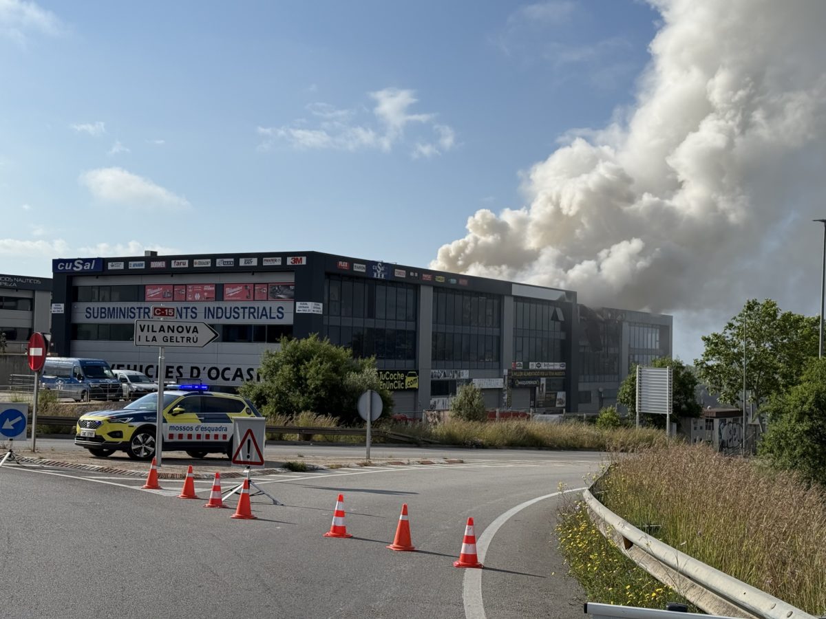 S’aixeca el confinament pel núvol tòxic a Cunit i Calafell però es mantenen recomanacions de precaució a Vilanova i la Geltrú