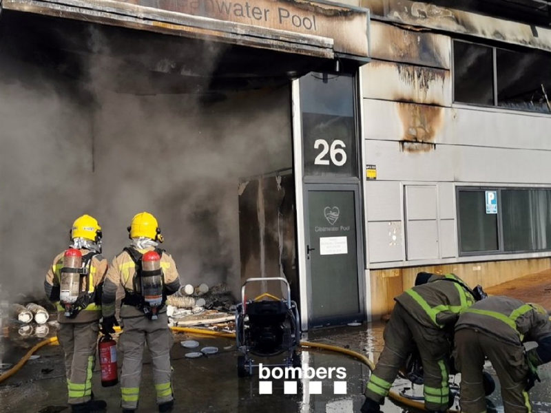 Els Bombers preveuen extingir en les pròximes hores l’incendi de la nau de material de piscines Vilanova