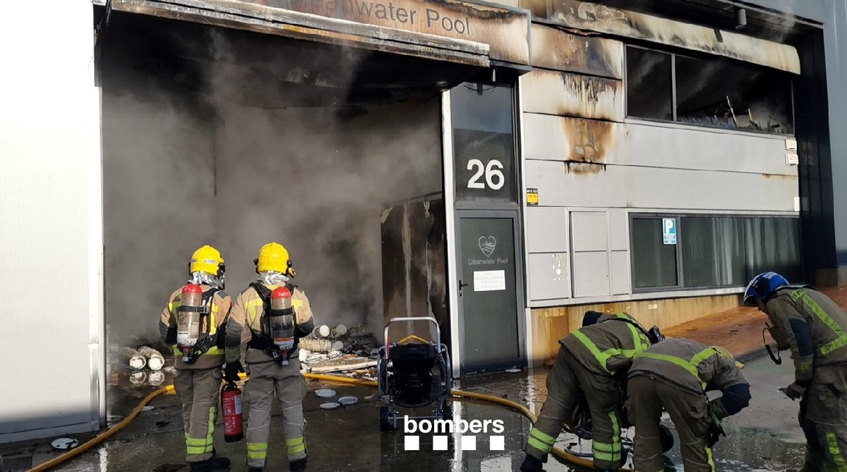 Els Bombers treballant en les tasques d'extinció de l'incendi a l'empresa Cleanwater Pool de Vilanova i la Geltrú Data de publicació: dissabte 10 de maig del 2025, 11:16 Localització: Vilanova i la Geltrú Autor: Bombers de la Generalitat