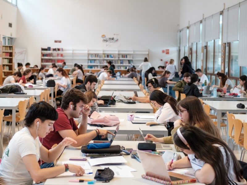 Alumnes al CRAI Sescelades