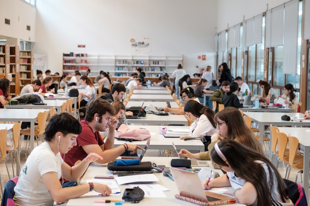 Alumnes al CRAI Sescelades