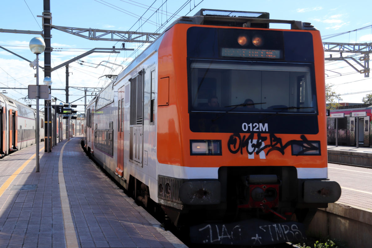 Un Rodalies pintat amb grafits entra a l'estació de Vilanova i la Geltrú Data de publicació: dimecres 26 de març del 2025, 11:38 Localització: Vilanova i la G. Autor: G. Sánchez