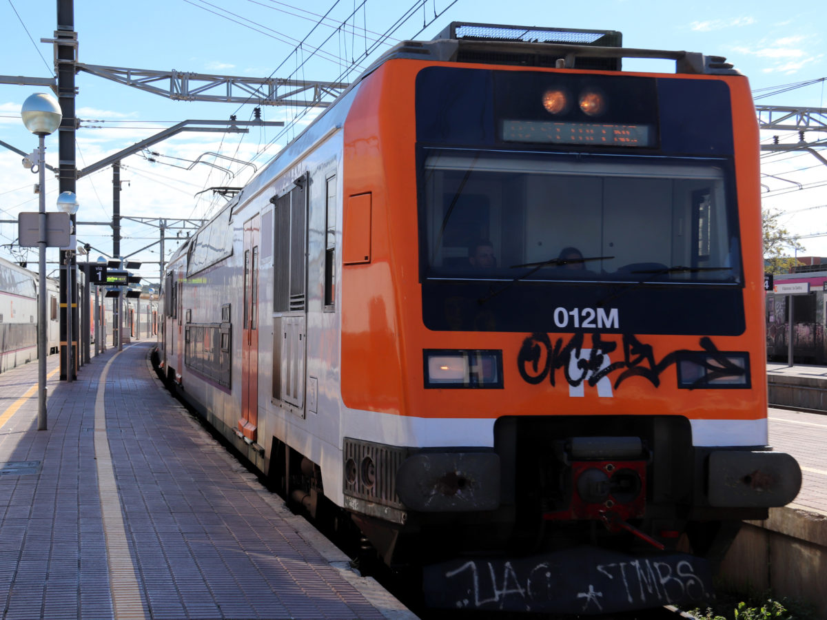 Un Rodalies pintat amb grafits entra a l'estació de Vilanova i la Geltrú Data de publicació: dimecres 26 de març del 2025, 11:38 Localització: Vilanova i la G. Autor: G. Sánchez