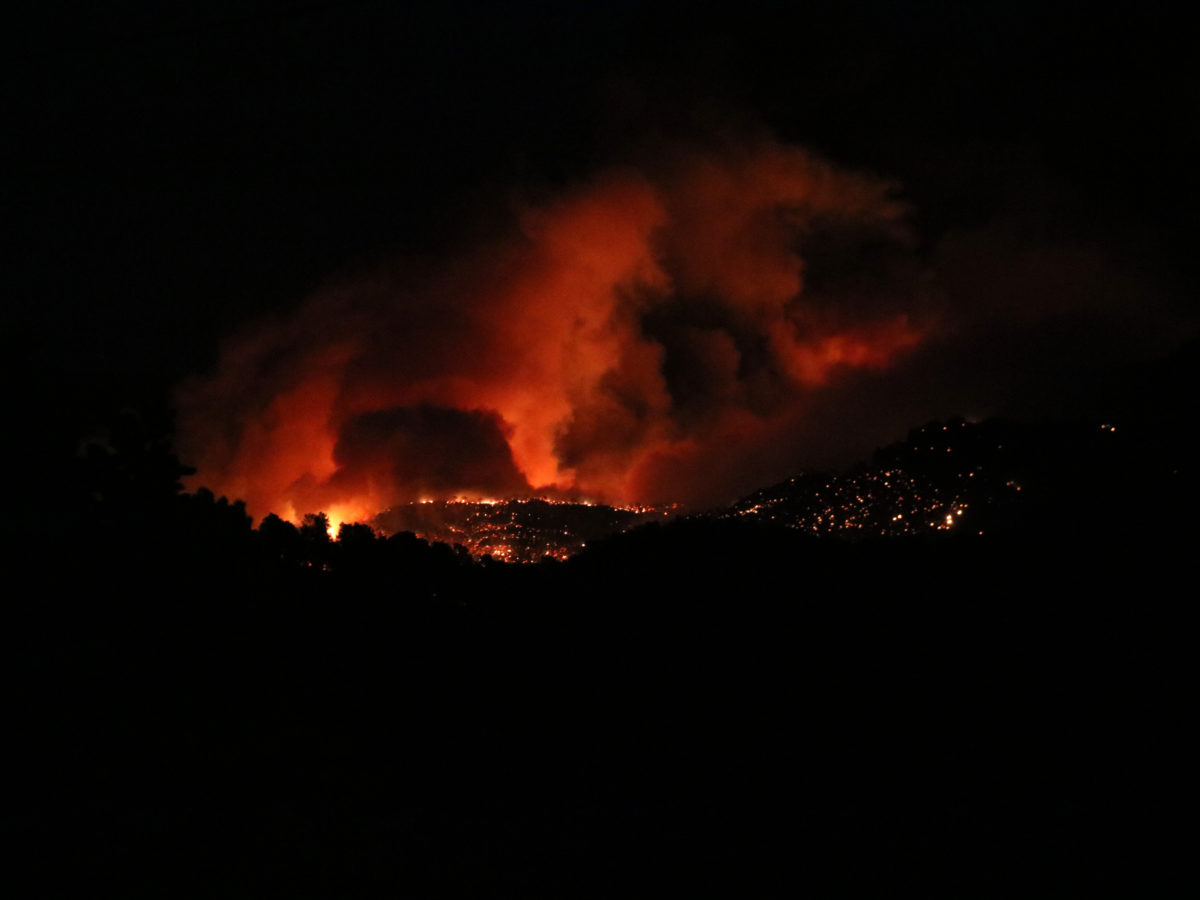 Els Bombers activen obligatòriament tot el seu personal lliure de guàrdia per afrontar l’incendi forestal del Baix Ebre