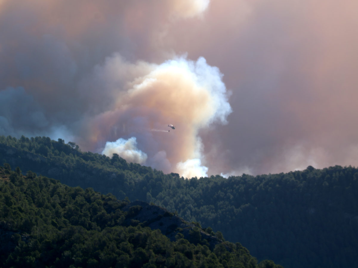 L’incendi de Paüls afecta unes 2.899 hectàrees i obliga a confinar unes 18.000 persones