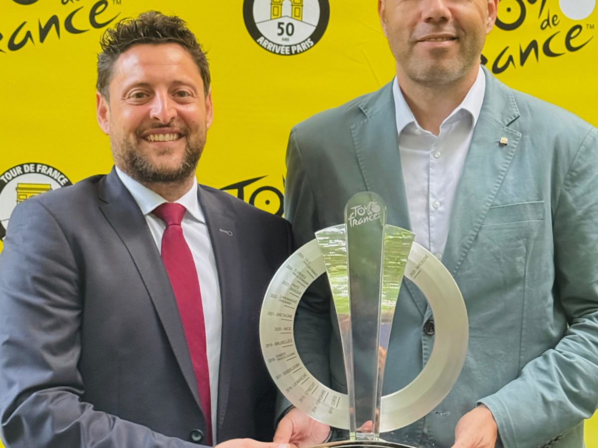 L'alcalde, Rubén Viñuales, i el conseller d'Esports, Berni Álvarez, recullen el relleu del Tour 2026