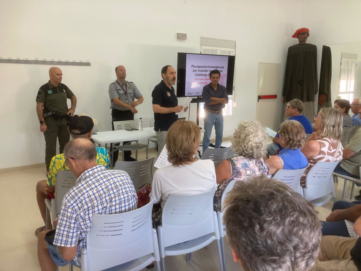 Els veïns de Llevant s’interessen per la prevenció i la seguretat davant d’incendis forestals a les urbanitzacions