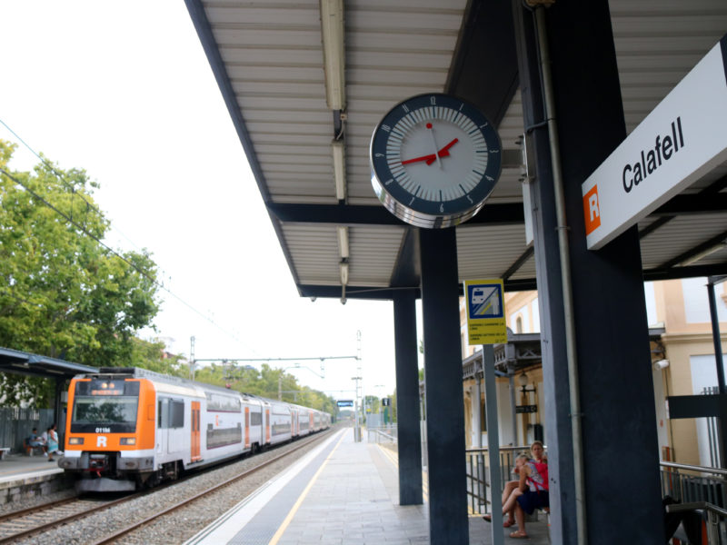 Un tren procedent de Sant Vicenç de Calders s'atura a l'estació de Calafell Data de publicació: dilluns 25 d’agost del 2025, 16:07 Localització: Calafell Autor: Jordi Marsal