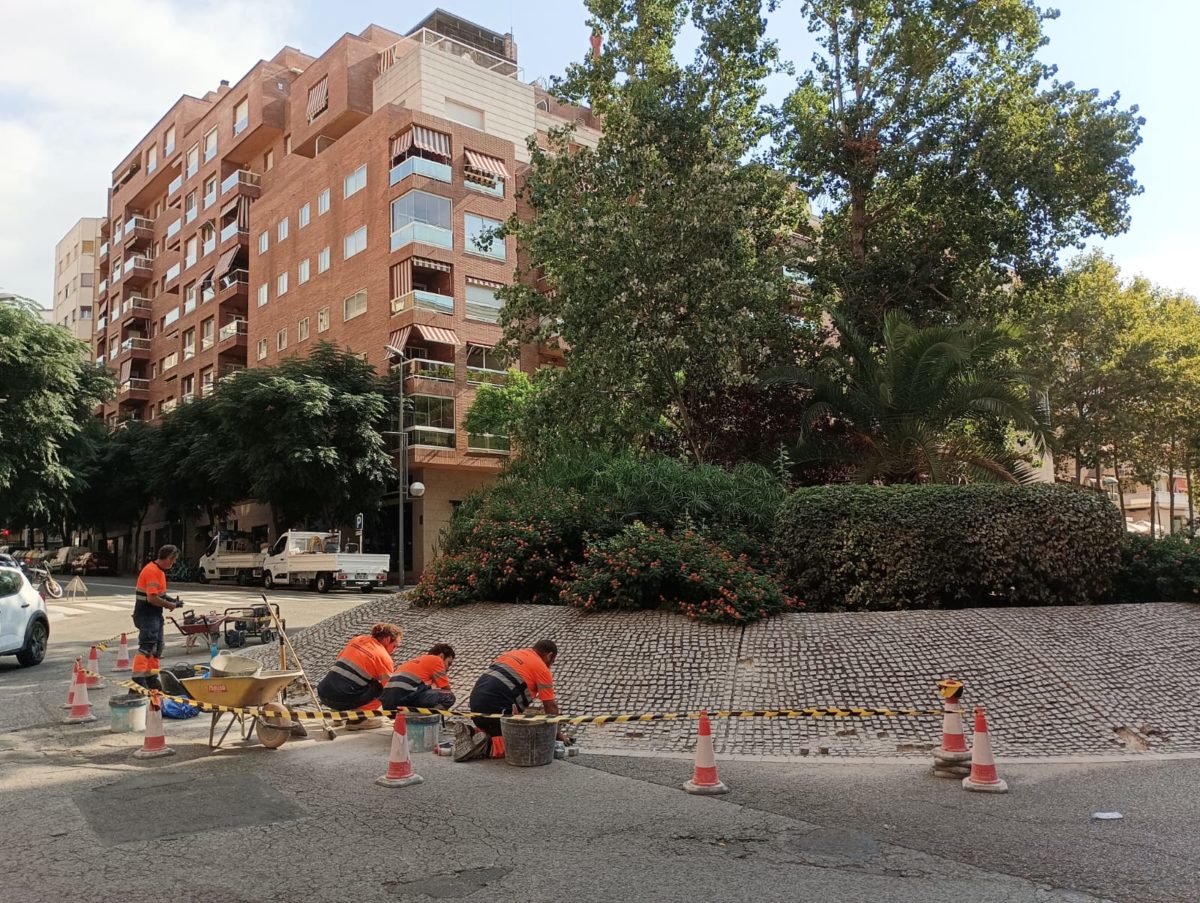 Tasques de manteniment de a rotonda de Pere Martell. Foto: Ajuntament de Tarragona