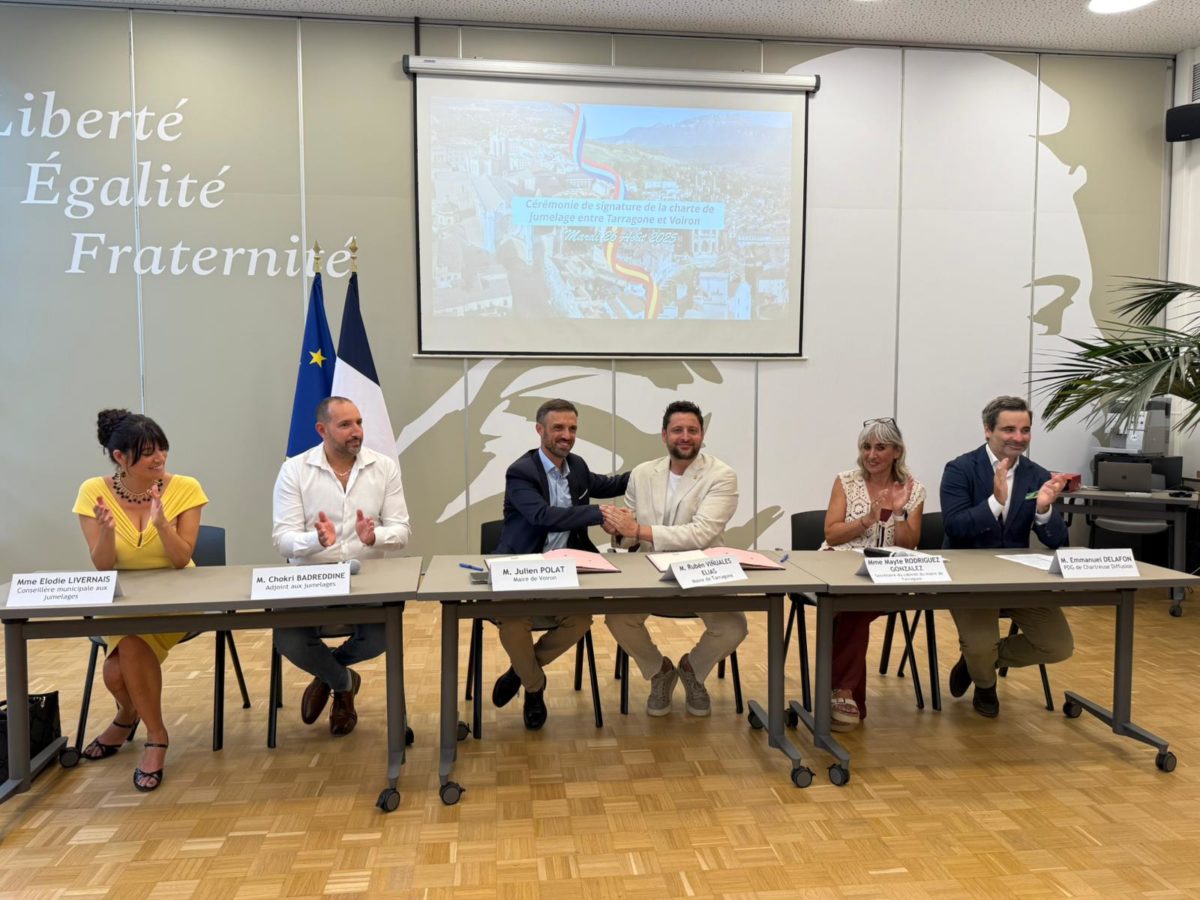 Rubén Viñuales i l'alcalde de Voiron Julien Polat