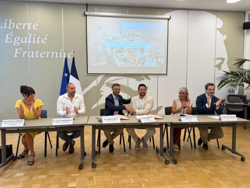 Rubén Viñuales i l'alcalde de Voiron Julien Polat