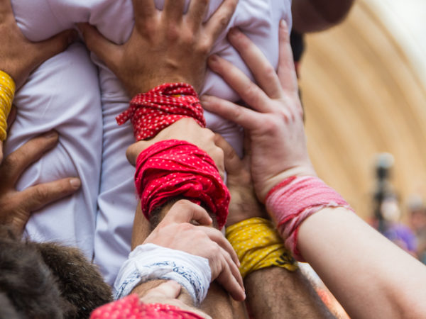 Punts d’hidratació i ampolles d’aigua per minimitzar la calor durant la diada castellera de Sant Magí