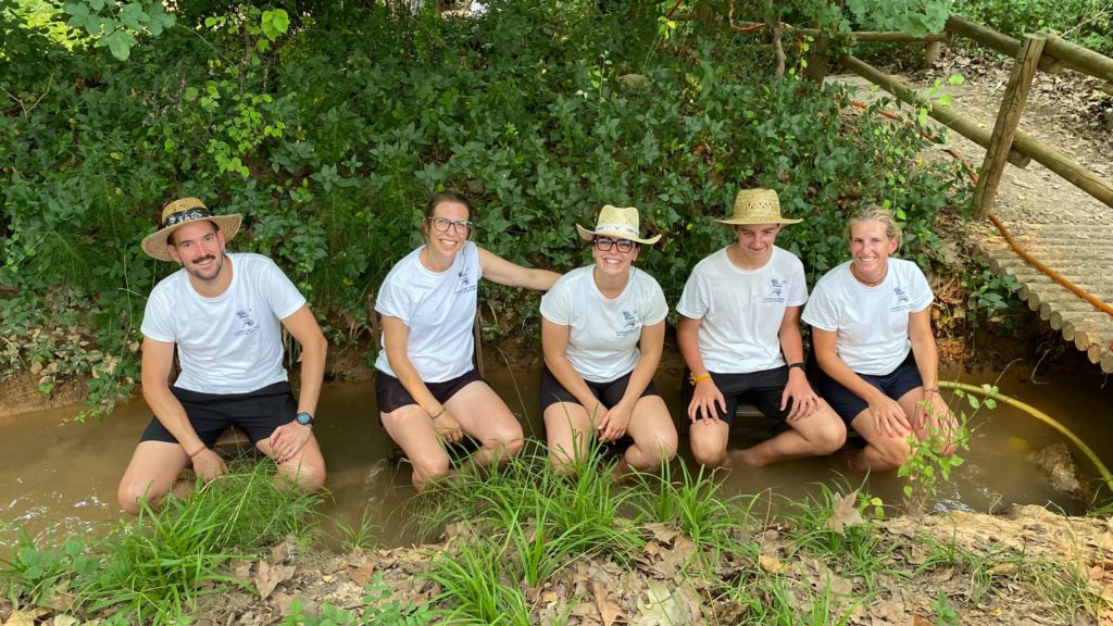 Portants de l'aigua refrescant-se amb l'aigua del Gaià a l'albereda de Santes Creus