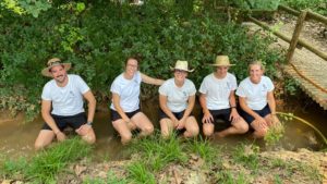 Portants de l'aigua refrescant-se amb l'aigua del Gaià a l'albereda de Santes Creus