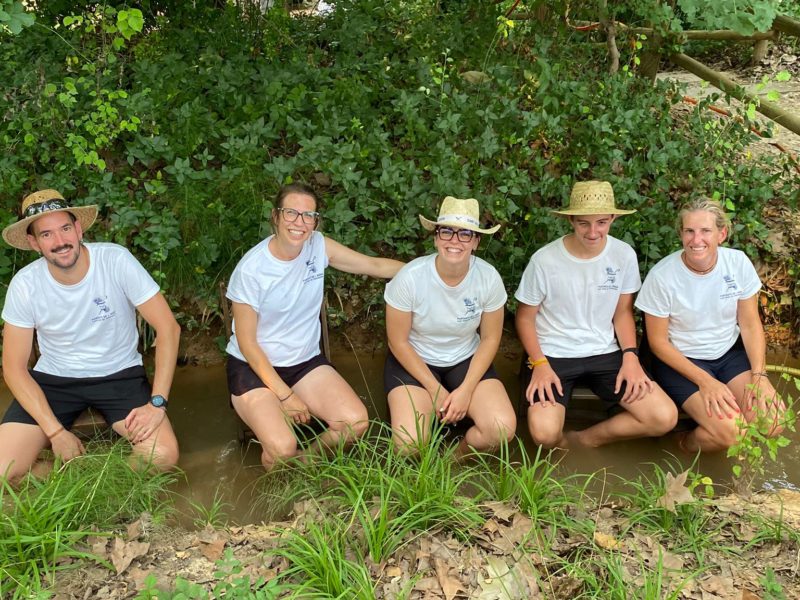 Portants de l'aigua refrescant-se amb l'aigua del Gaià a l'albereda de Santes Creus
