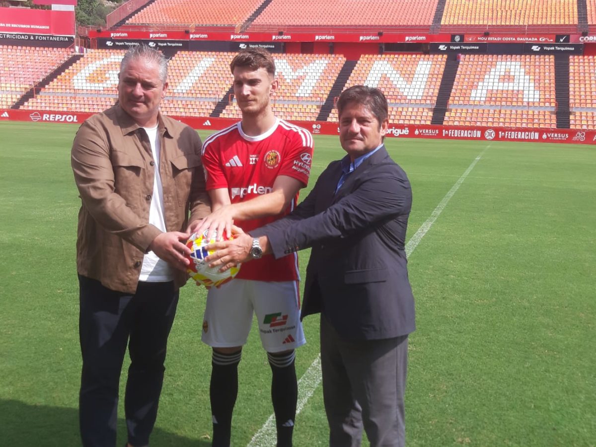 Álvaro García, presentat com a nou jugador del Nàstic