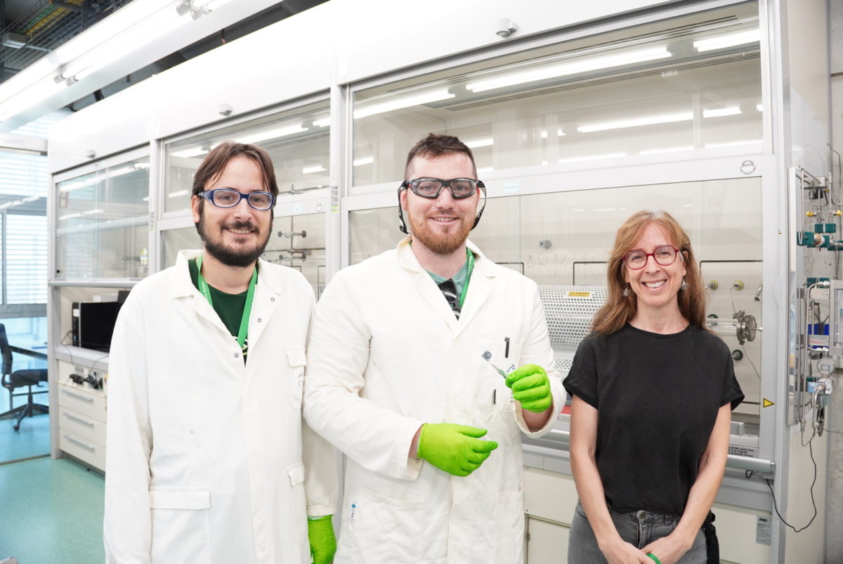 La professora Beatriz Prieto-Simón (dreta) amb el seu equip, que presenta un nou mètode electroquímic capaç de monitorar el creixement dels biofilms en temps real amb eines simples i de baix cost. Foto: ICIQ