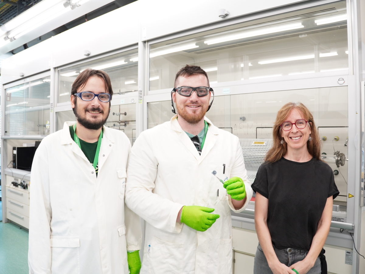 La professora Beatriz Prieto-Simón (dreta) amb el seu equip, que presenta un nou mètode electroquímic capaç de monitorar el creixement dels biofilms en temps real amb eines simples i de baix cost. Foto: ICIQ