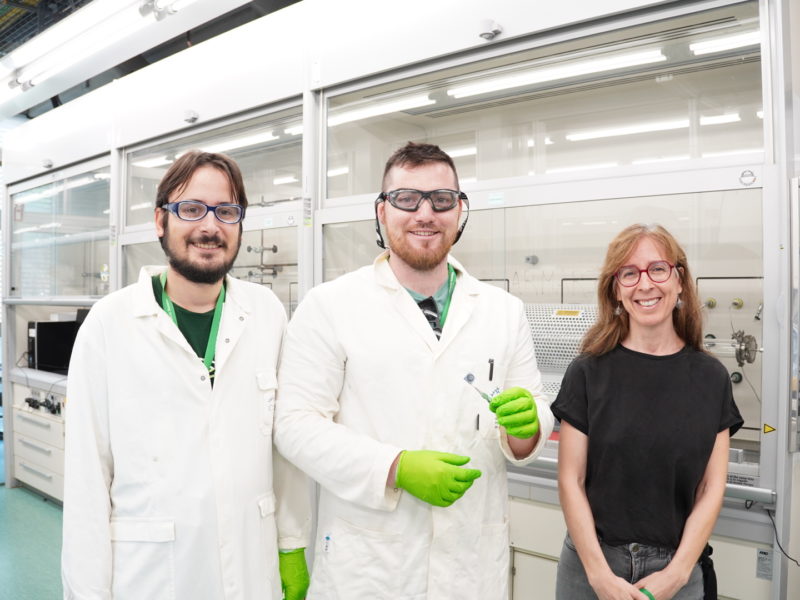 La professora Beatriz Prieto-Simón (dreta) amb el seu equip, que presenta un nou mètode electroquímic capaç de monitorar el creixement dels biofilms en temps real amb eines simples i de baix cost. Foto: ICIQ
