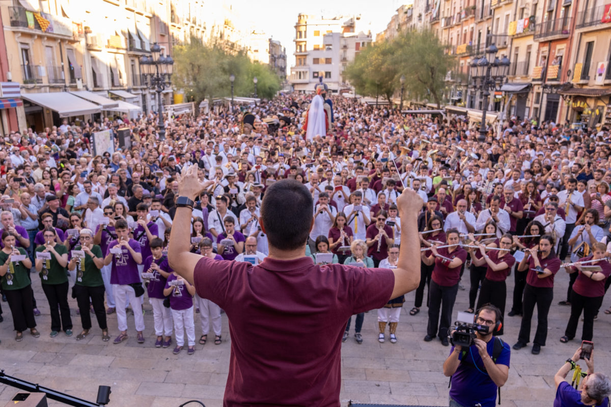 200 músics interpreten l'Amparito Roca. Foto: Joan Carles Borrachero