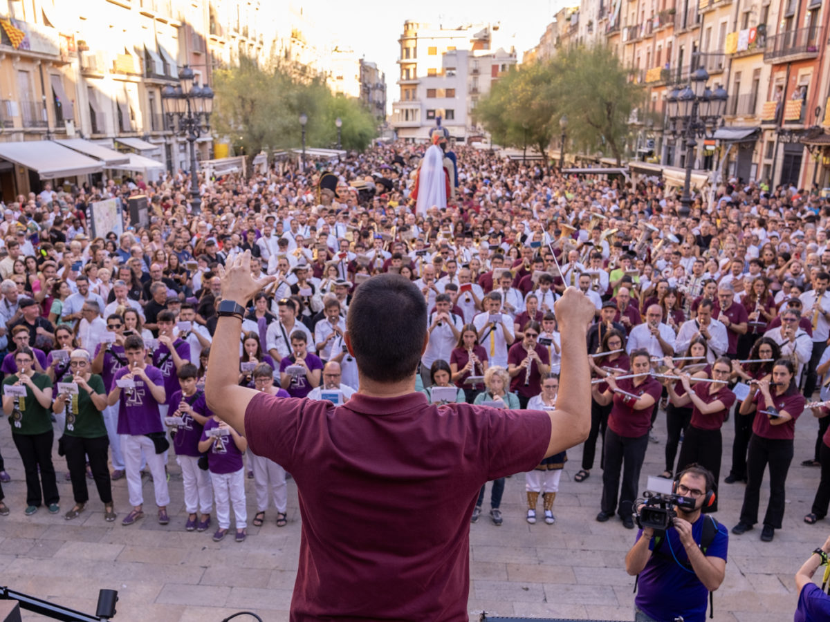 200 músics interpreten conjuntament l’Amparito Roca per commemorar el centenari del naixement del pasdoble