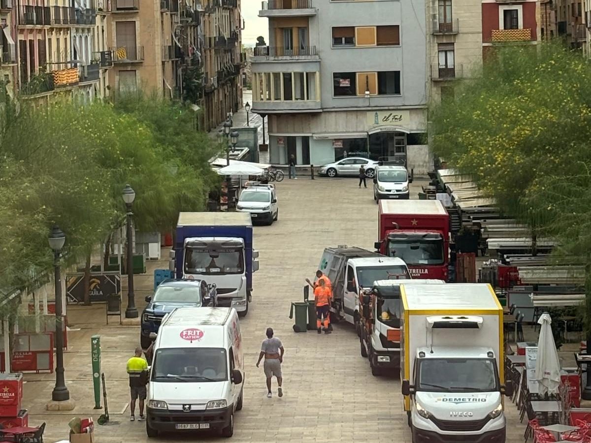 El ple avala que la plaça de la Font quedi lliure de camions i vehicles comercials